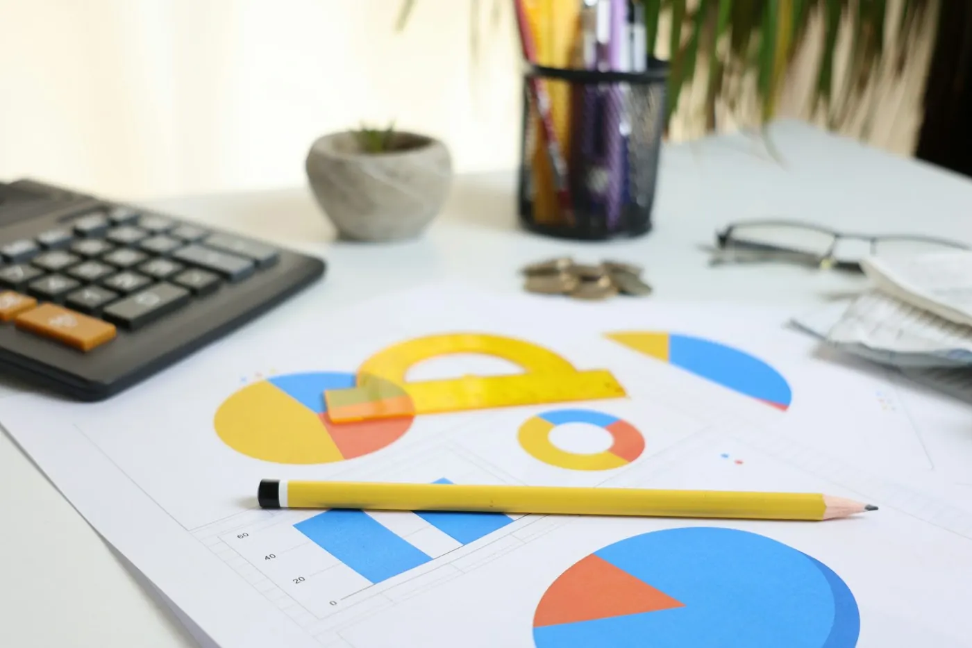 Un bureau, des graphiques et une calculatrice