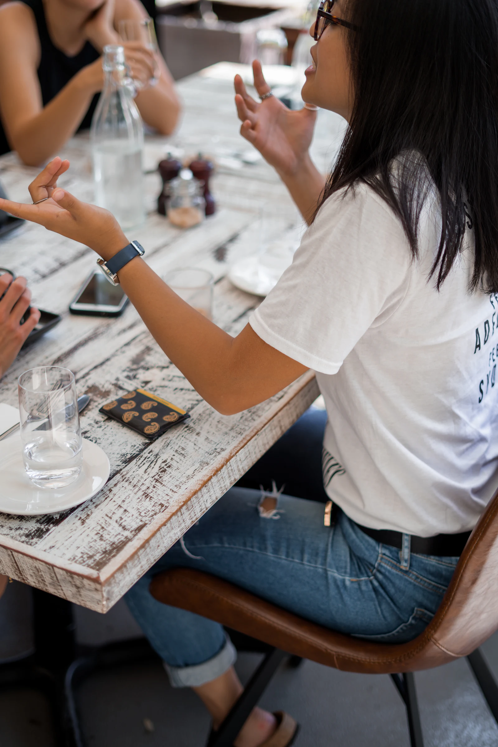 Une équipe qui échange autour d'une table