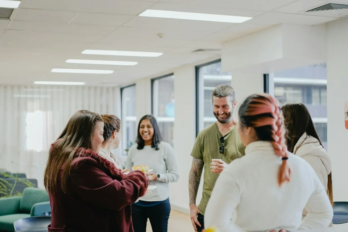 Une équipe qui se retrouve dans une salle