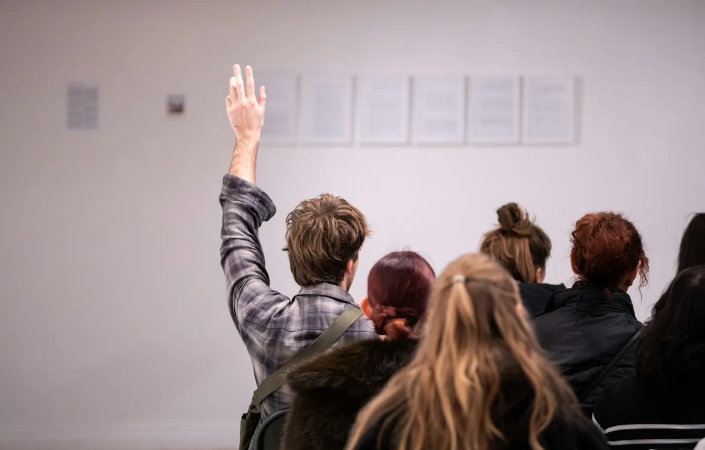 Un vote à main levée dans la salle, comme en assemblée