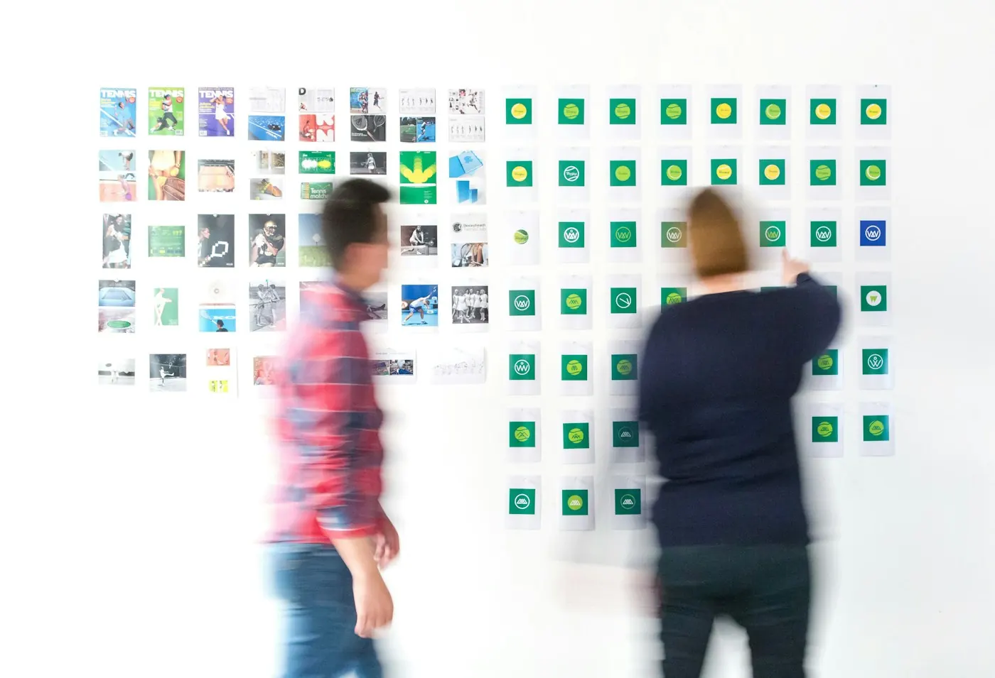 Deux personnes devant un planning mural