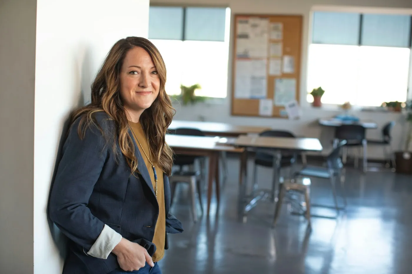 Une professionnelle souriante, dans son bureau