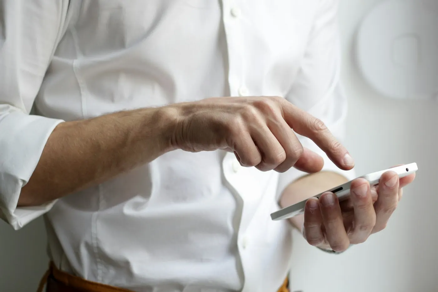 Une personne valide sur son téléphone